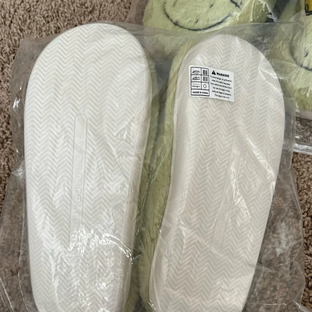 Slippers 💚🎄 - Picture 4 of 7